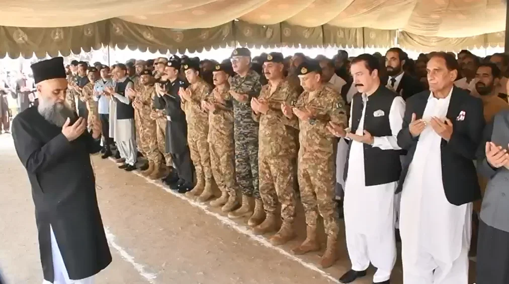 مظفر آباد ہیلی کاپٹر حادثہ: پاک فوج کے شہداء کی نمازِ جنازہ ادا، مکمل فوجی اعزاز کے ساتھ آبائی علاقوں میں تدفین کی جائے گی