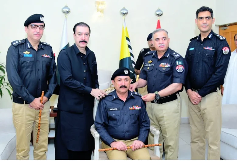 وزیراعظم آزاد کشمیر نے نئے ڈی آئی جی اور ایس پی کو رینک لگا دیے