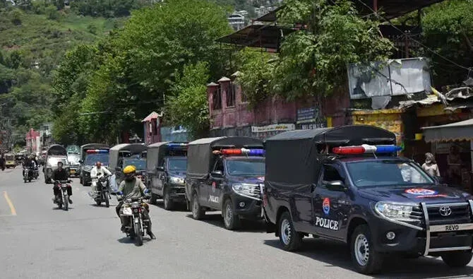 آزاد کشمیر: مٹیال میرہ بس ٹرمینل پر سیکیورٹی آپریشن جاری، بچوں کو انسانی ڈھال بنانے کی مذمت