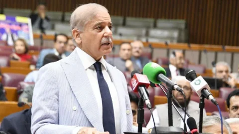 پوری قوم کو مبارک، اب پٹرول بھی سستا ہو گا، وزیر اعظم