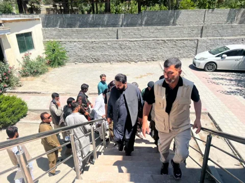 وزیر اعلیٰ گلگت بلتستان کا سرکاری دفاتر پر چھاپہ، غیر حاضر ملازمین کے خلاف سخت ایکشن کا حکم
